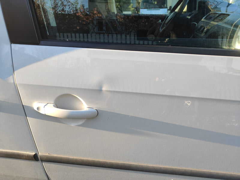 Auto-Tür mit Kratzer – ohne Carbump